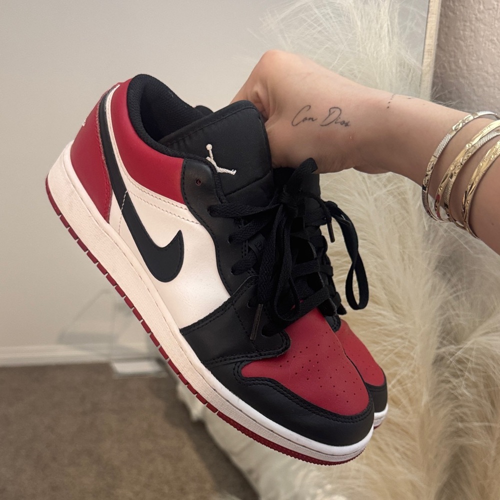 Nike Women's Black White Red Low-Top Athletic Shoes